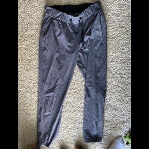 Lululemon on the fly 7/8 pant, size 6